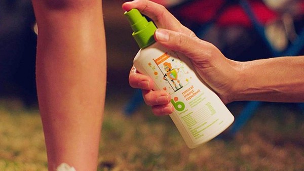 chai xịt muỗi lên da