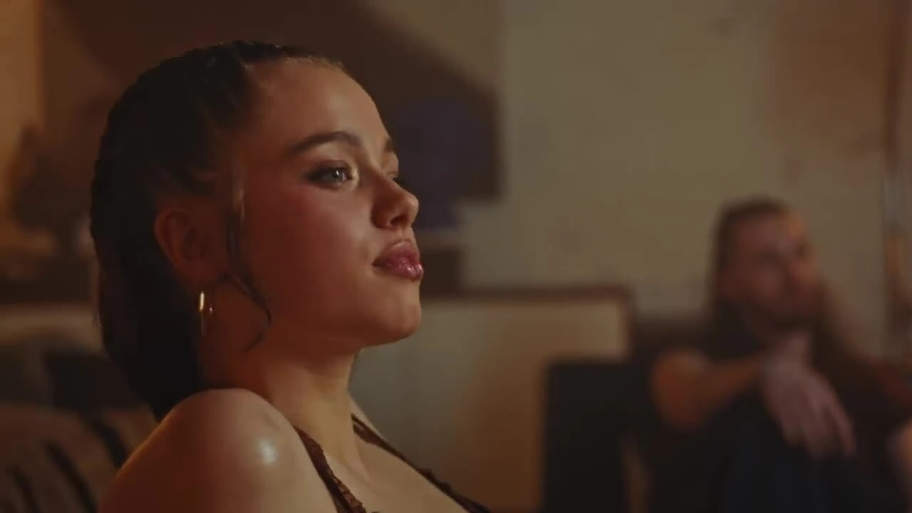 Con gái Angelina Jolie 'gây sốt' vì giống hệt mẹ trong video ca nhạc