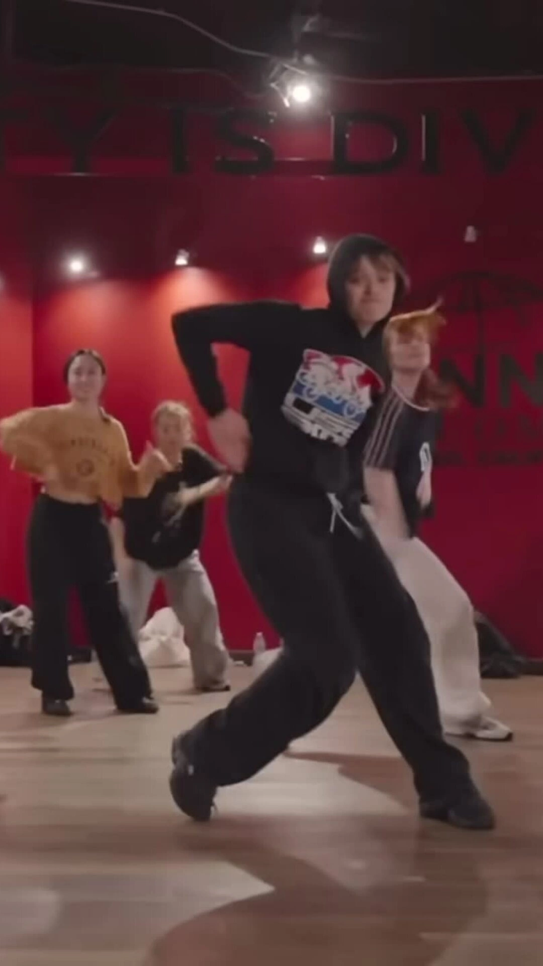 Con gái Angelina Jolie 'gây sốt' vì giống hệt mẹ trong video ca nhạc