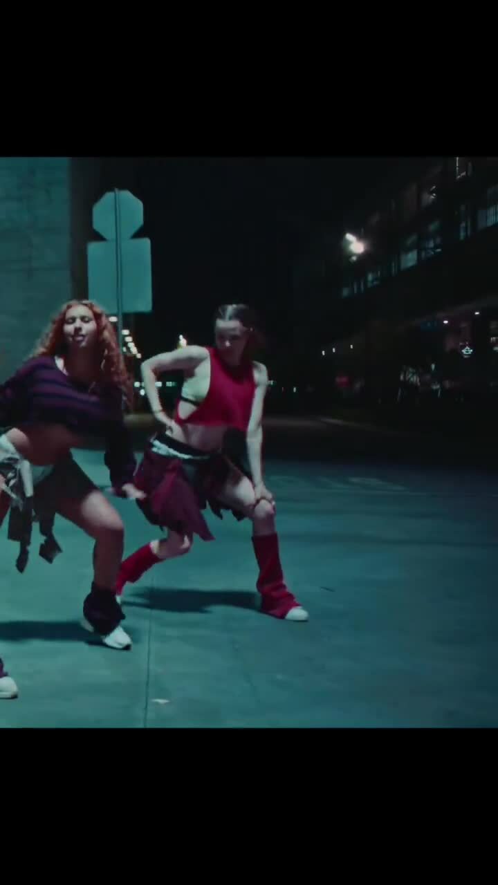 Con gái Angelina Jolie thể hiện kỹ năng vũ đạo trong MV K-pop