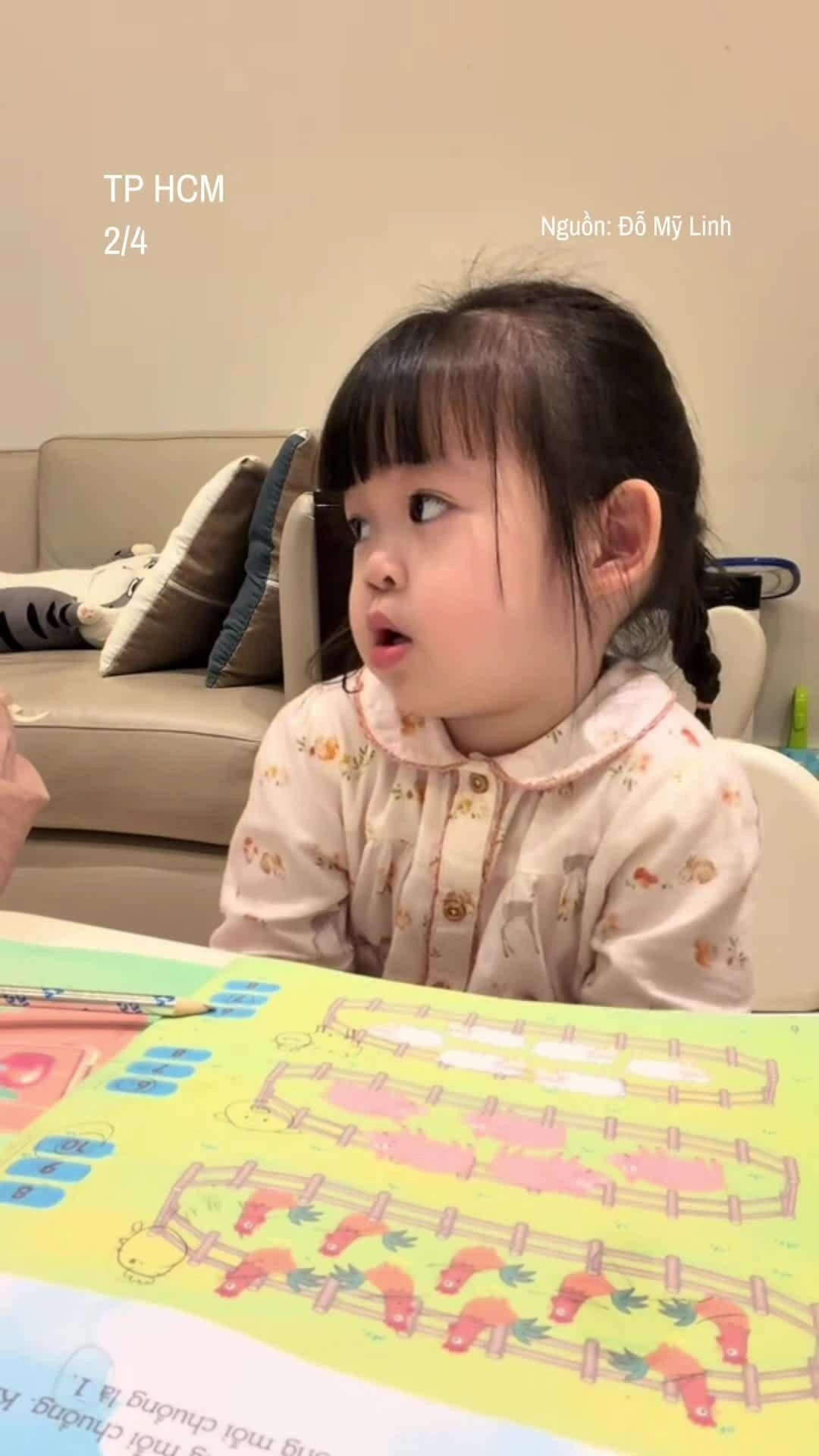 Con gái Đỗ Mỹ Linh gây chú ý khi chưa thạo đếm số