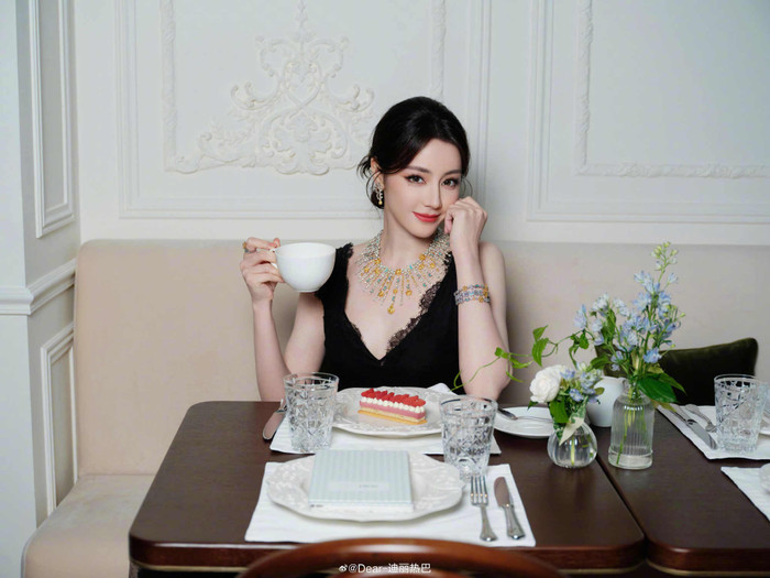 d7ph21fh051-pzazlfi21j2-bqrt2hlc1h3 Địch Lệ Nhiệt Ba dần được khán giả công nhận về khả năng diễn xuất sau nhiều năm chăm chỉ đóng phim. Ảnh: Weibo