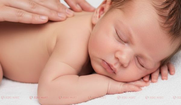 Massage hằng ngày bằng dầu massage cho bé