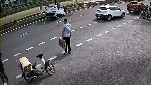 Dừng giữa đường đón khác, ôtô gây tai nạn