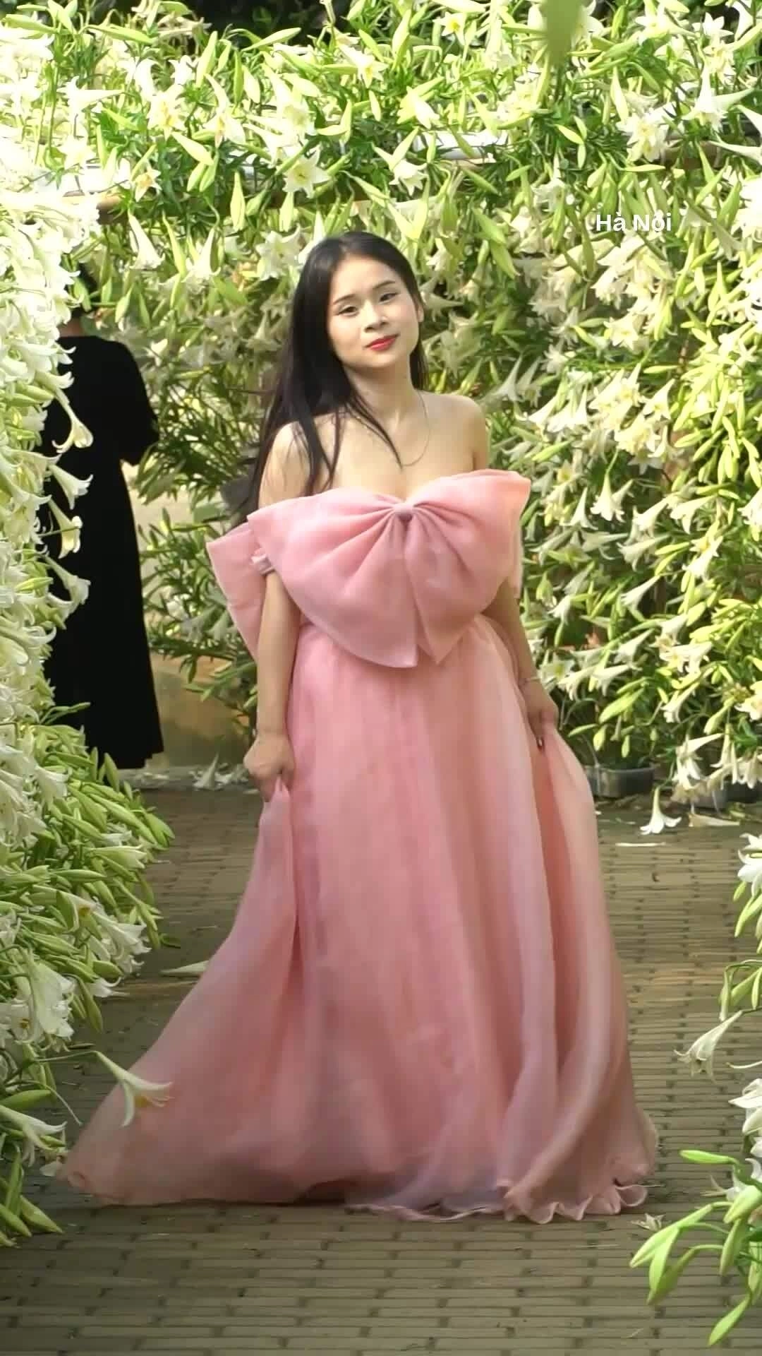 Đường hoa loa kèn hút khách ở ngoại thành Hà Nội