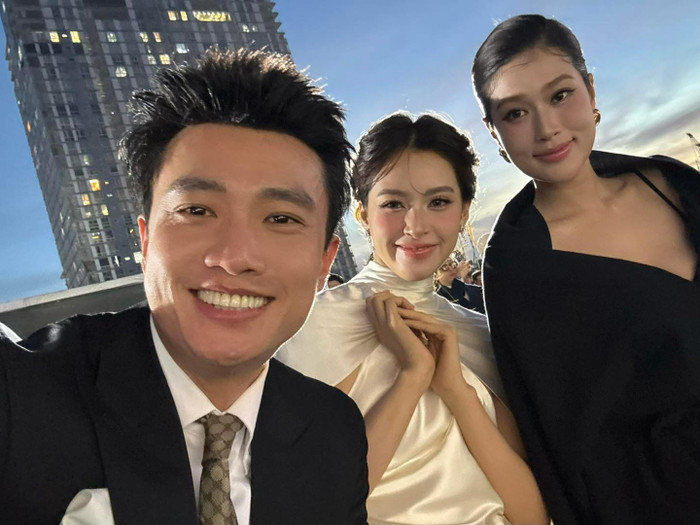 Quốc Trường vui vẻ chụp ảnh cùng Tiểu Vy mỗi khi có dịp gặp nhau. Ảnh: FBNV