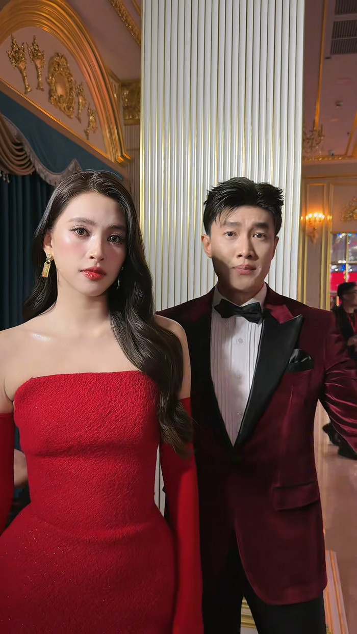 Quốc Trường thể hiện sự chu đáo, tinh tế trong những lần quay video, chụp hình cùng Tiểu Vy. Ảnh chụp màn hình