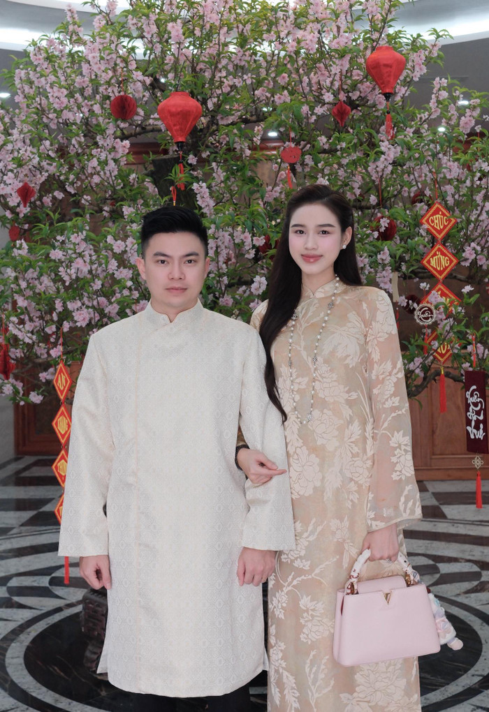 Đỗ Thị Hà và chồng chụp hình nhân dịp Tết Nguyên đán vừa qua. Ảnh: FBNV