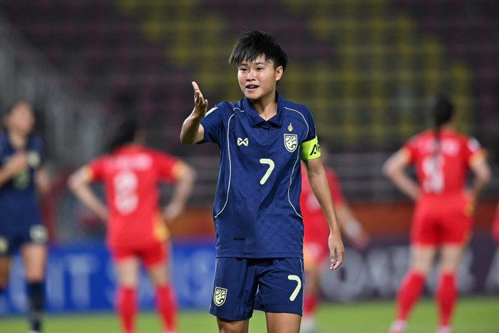 fyy1i36yfe1-w8a74jonvr2-3xwomezf453 Khoảnh khắc đáng nhớ nhất trong chiến thắng 4-1 của U20 nữ Thái Lan trước U20 nữ Việt Nam là siêu phẩm đá phạt của đội trưởng Rinyaphat Muldong ở phút bù giờ. Ảnh: FAT