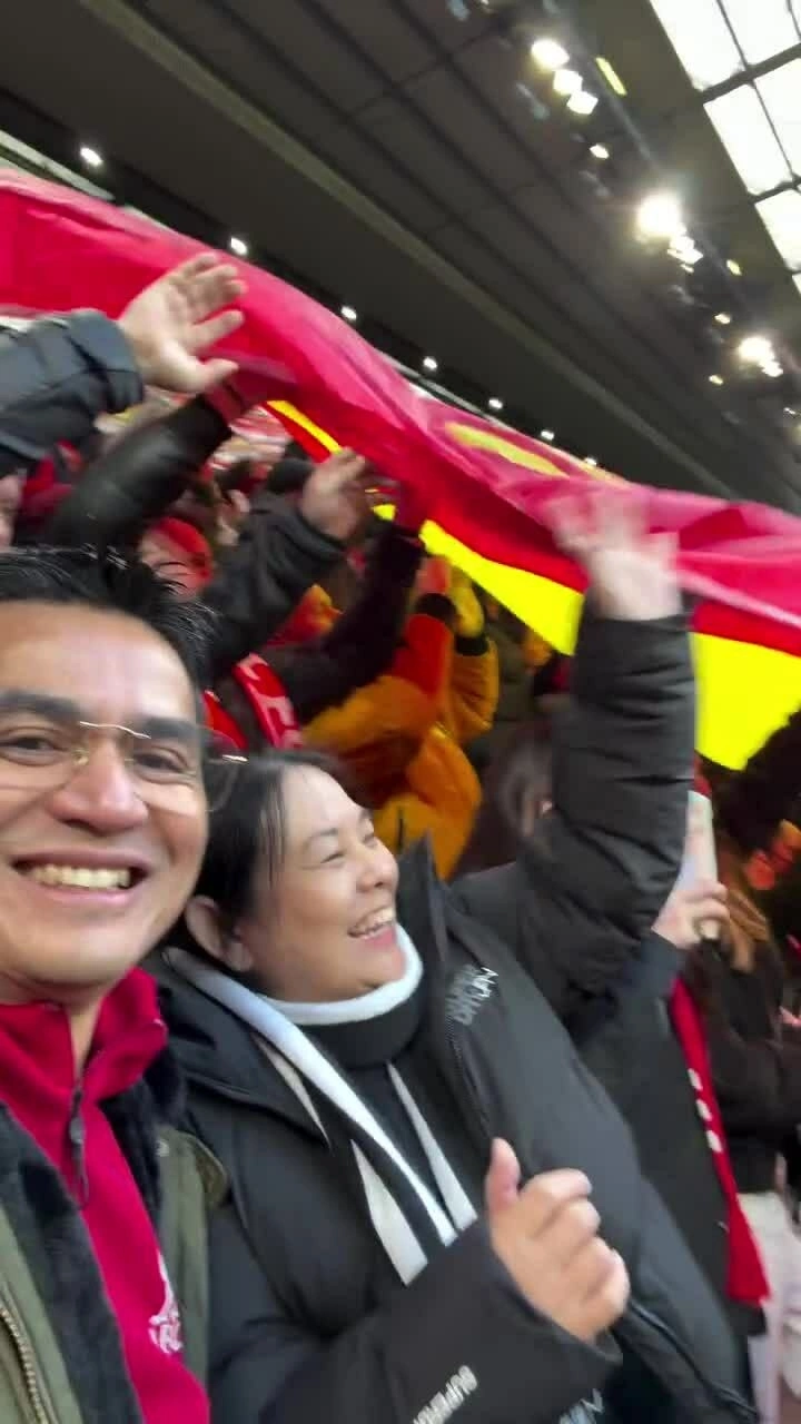 Gia đình Kiatisuk xem bóng đá ở Anh