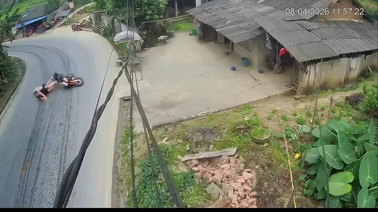 Hai người nước ngoài vào cua ngã trước đầu ôtô