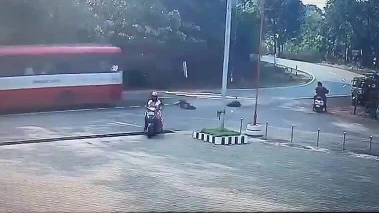 Hai nữ sinh rơi khỏi xe buýt ở khúc cua