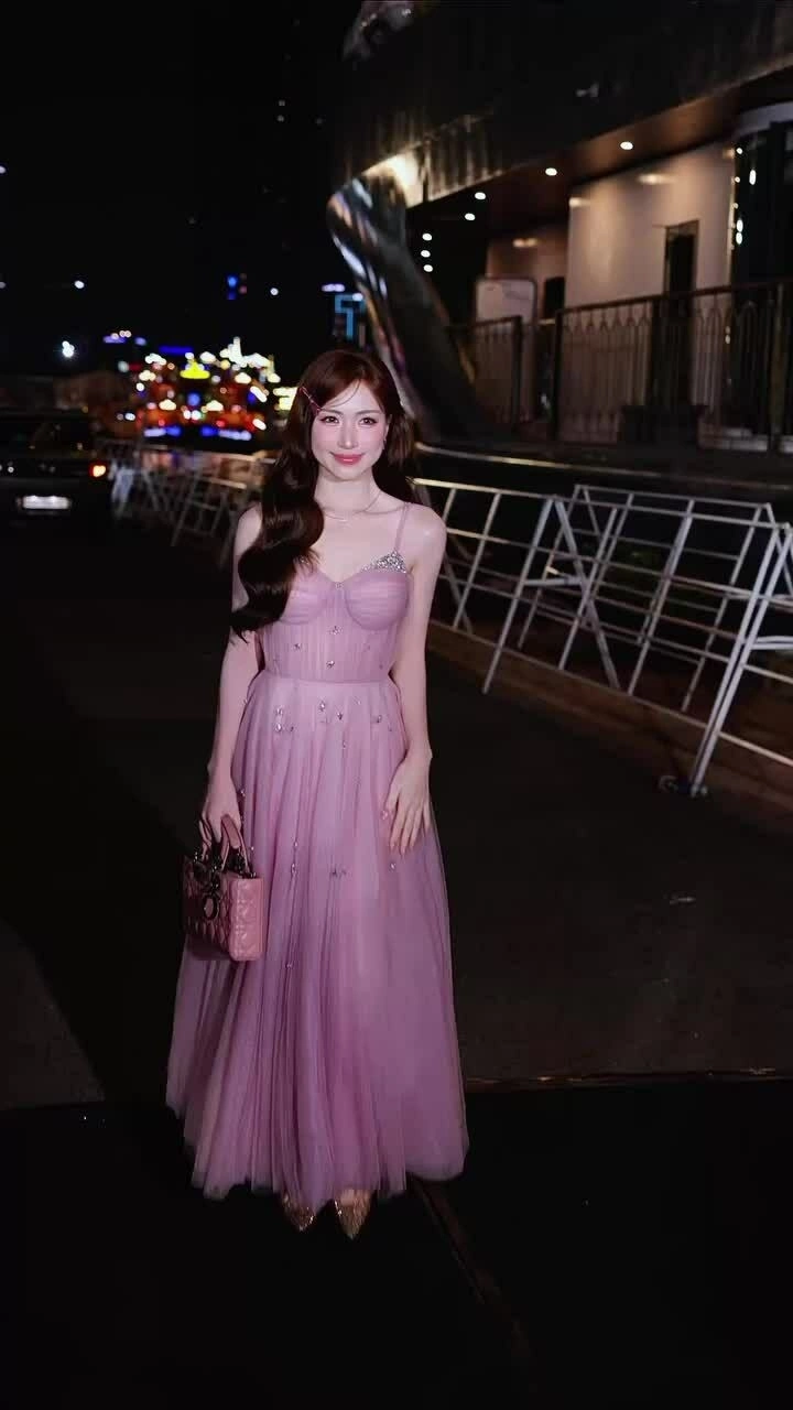 Hòa Minzy khi dự tiệc sinh nhật của Thúy Ngân