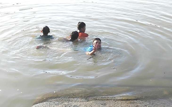 Gia Lai: 6 học sinh lớp 12 đi tắm biển, 2 em bị đuối nước - Ảnh 2.