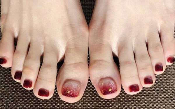 Sơn móng chân đỏ mận kèm nhũ