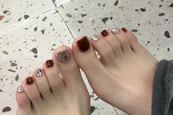 Móng chân ngắn cùng màu sơn đậm
