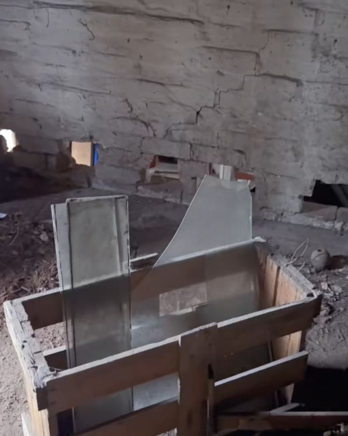 it4sf2nawl1-fg2f4sa0oy2-zgujsl6qok3 Cải tạo nhà cũ, cặp vợ chồng tá hỏa khi mở thùng gỗ giấu trên gác mái Ảnh 2