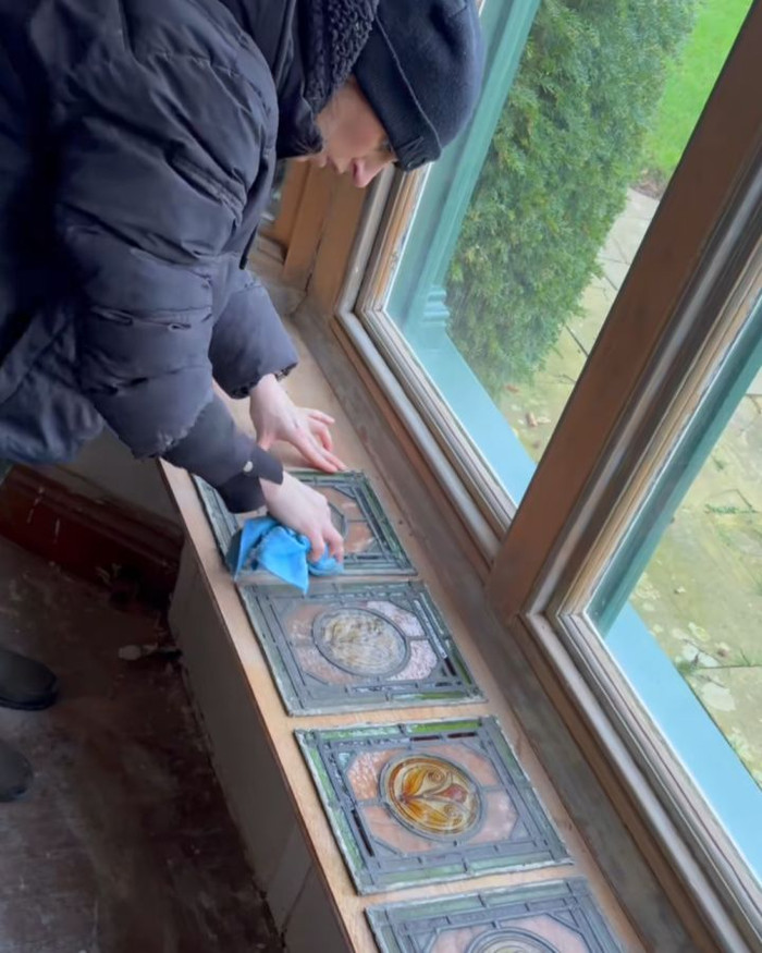 jbxv1gju021-s0tupshqzh2-fdm3lpkup93 Cải tạo nhà cũ, cặp vợ chồng tá hỏa khi mở thùng gỗ giấu trên gác mái Ảnh 3