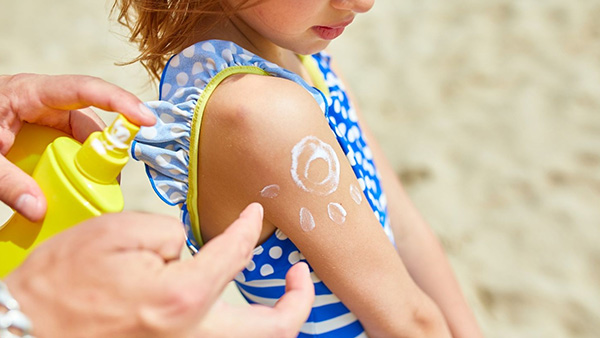 Tiêu chí chọn kem chống nắng cho bé đi biển, đi bơi