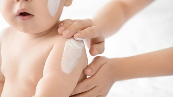 kem chống nắng bé 1 tuổi