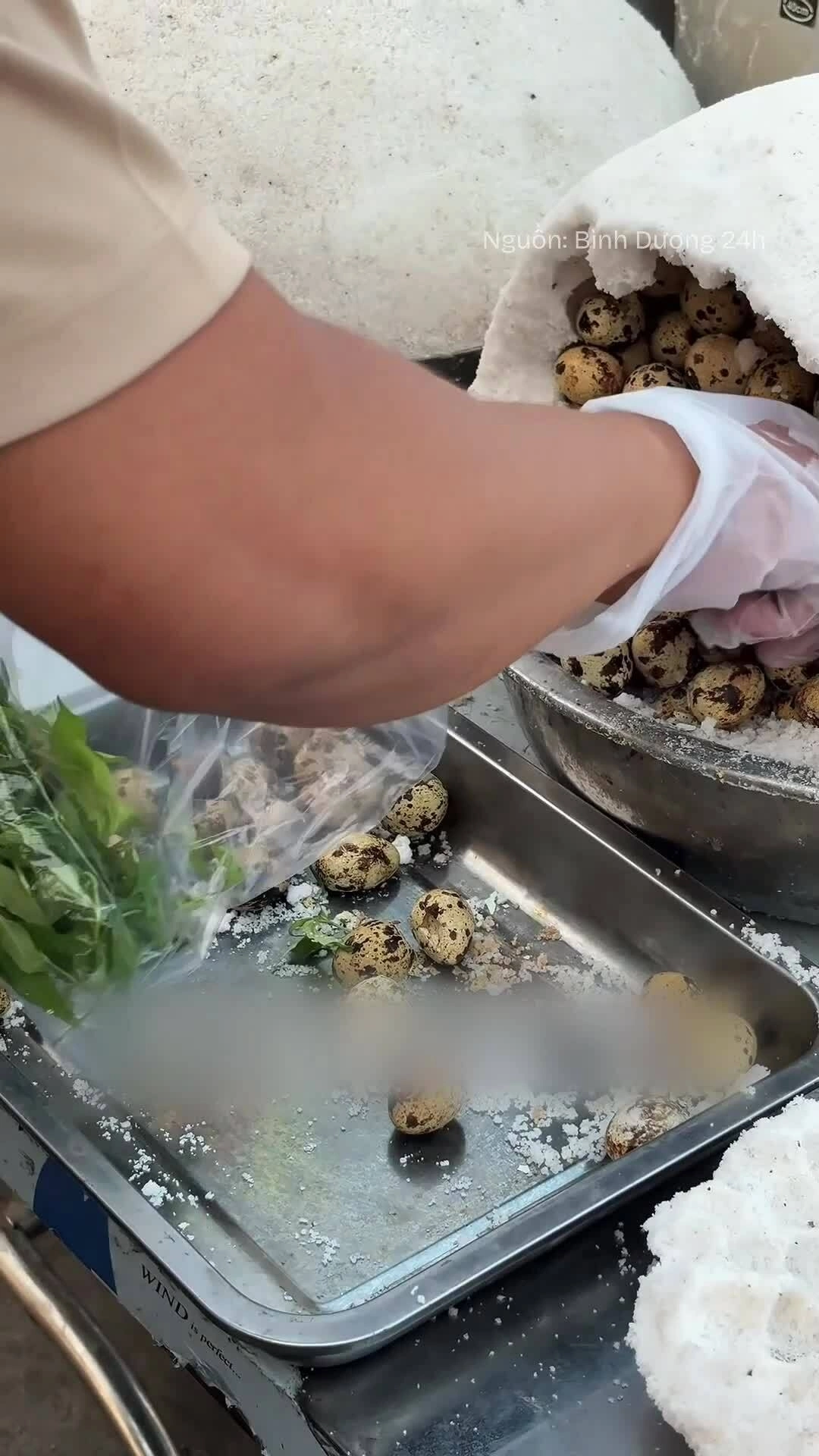 Khách vây kín quầy bán trứng cút ủ muối kiểu Trung Quốc