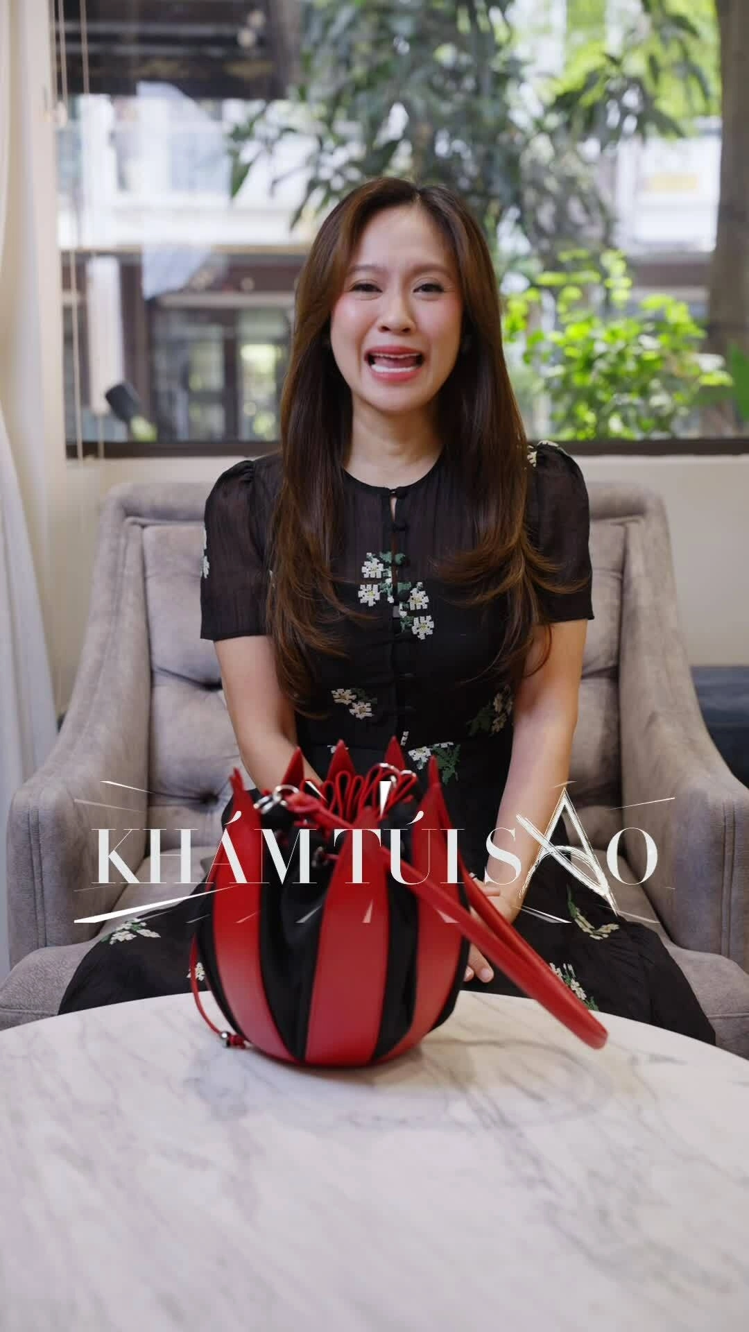 Khám túi sao: Thanh Thúy khoe chiếc túi 'hoa tulip' mua khi du lịch châu Âu một mình