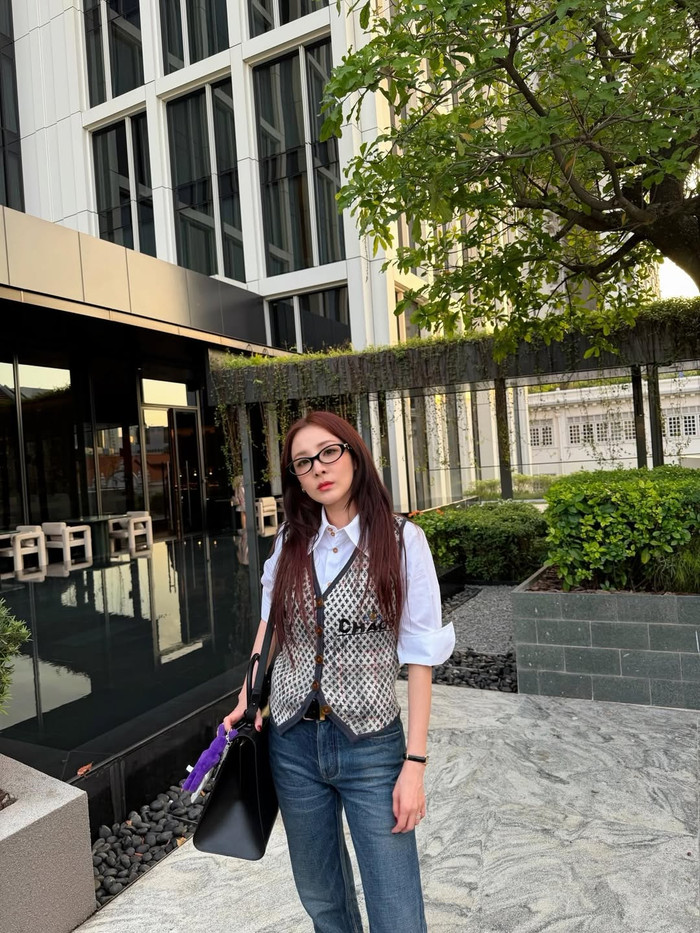 Dara tích cực ăn diện trẻ trung hơn so với tuổi thật. Ảnh: IGNV