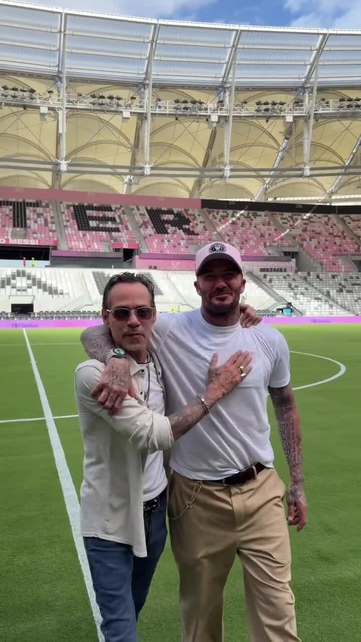 Marc Anthony được cả nhà Becks ủng hộ sau ồn ào hát ở đám cưới Brooklyn