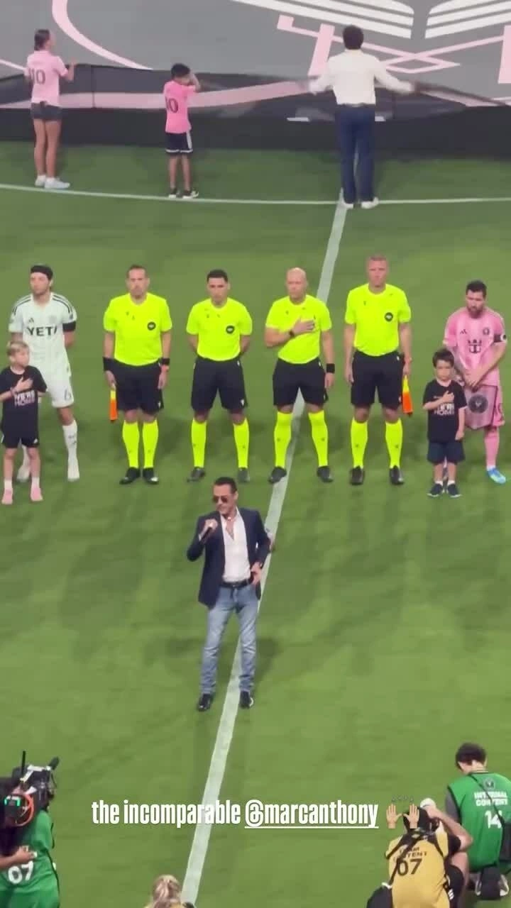 Marc Anthony được nhà Becks ủng hộ sau ồn ào hát ở đám cưới Brooklyn