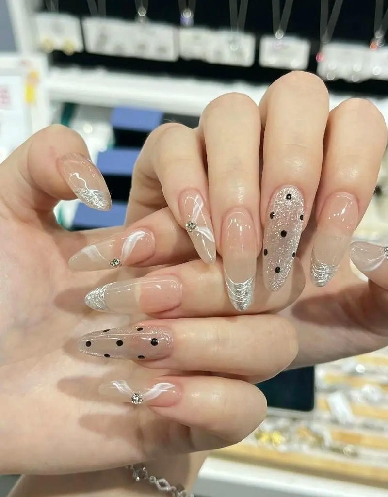 Nail dáng nhọn phong cách cá tính