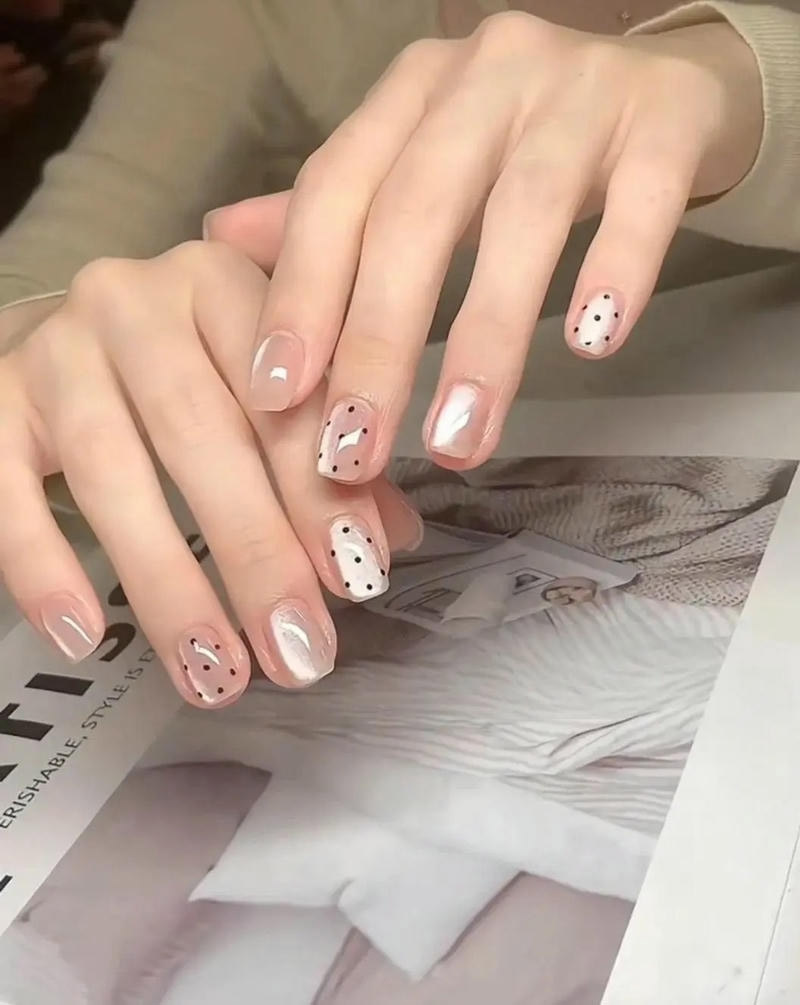 Mẫu móng chấm bi trắng đen