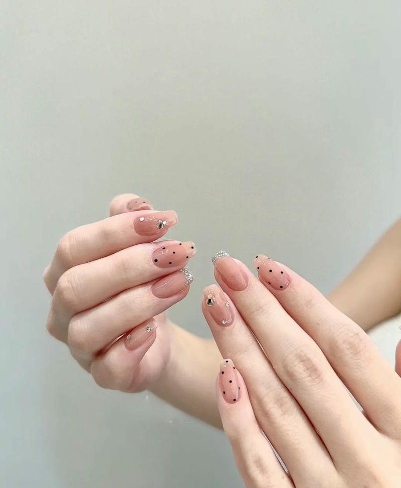 Mẫu nail hoạ tiết chấm bi dễ thương