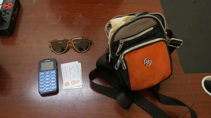 Chiếc túi mà các đối tượng cướp giật được của cụ bà ngồi xe lăn. Ảnh: Công an TP Hà Nội