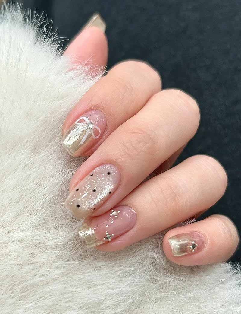 Mẫu móng dáng ngắn kèm charm dễ thương