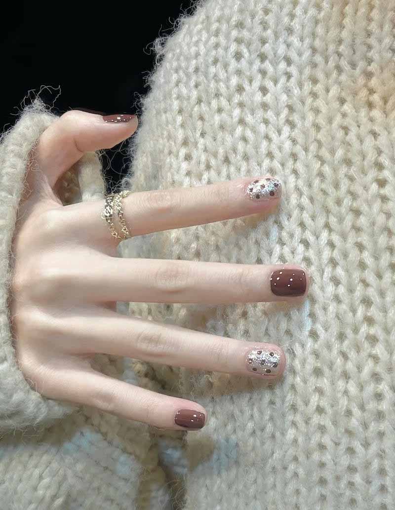 Nail nâu bạc chấm bi 