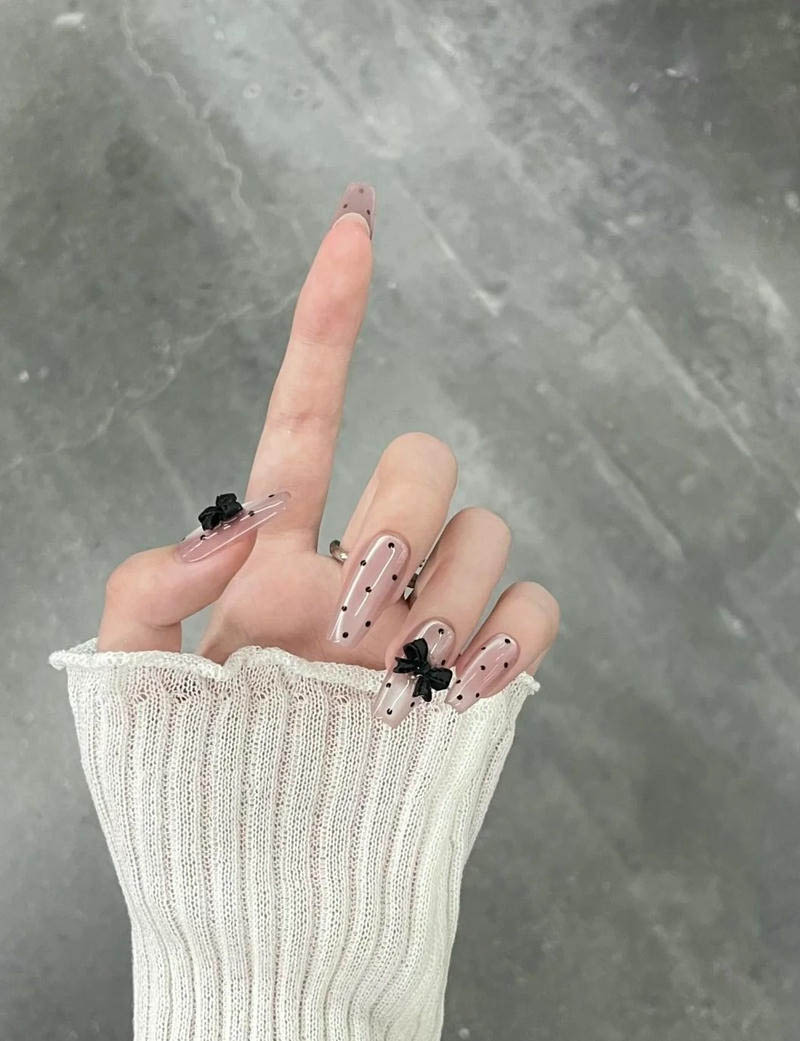 Móng dáng dài đính nơ chấm bi