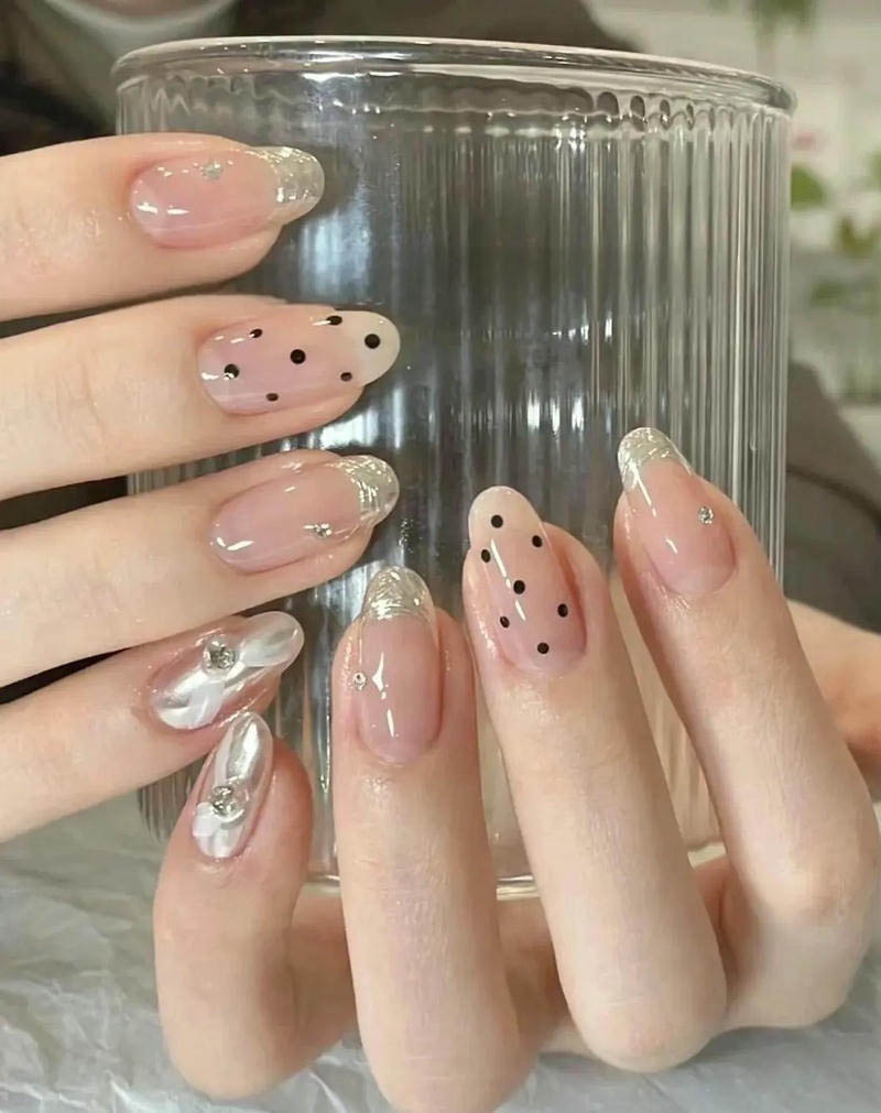 Nail đính đá chấm bi sáng tạo