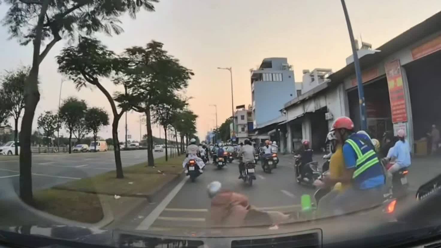 Người phụ nữ vượt ẩu ngã sấp mặt trước đầu ôtô