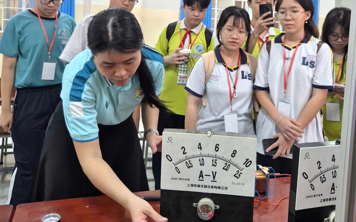 Hơn 5.000 phụ huynh, học sinh lớp 9 dự ‘open tour’ Trường chuyên Lê Hồng Phong - Ảnh 6.