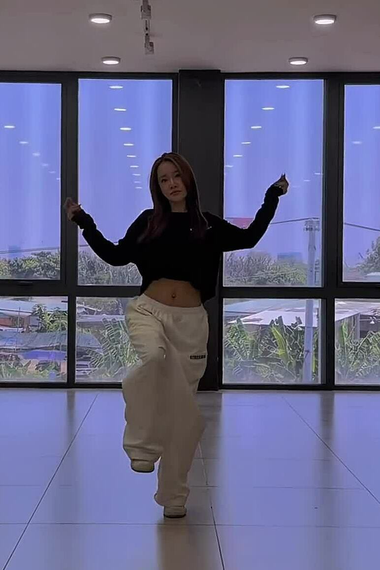 Nhã Phương khoe vũ đạo