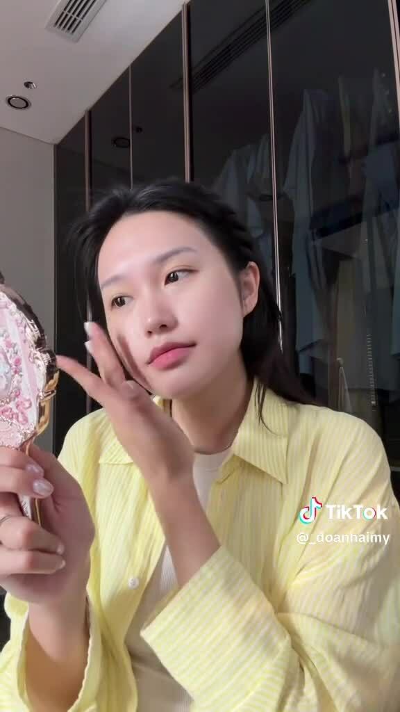 Nhan sắc ít son phấn của bà xã Đoàn Văn Hậu