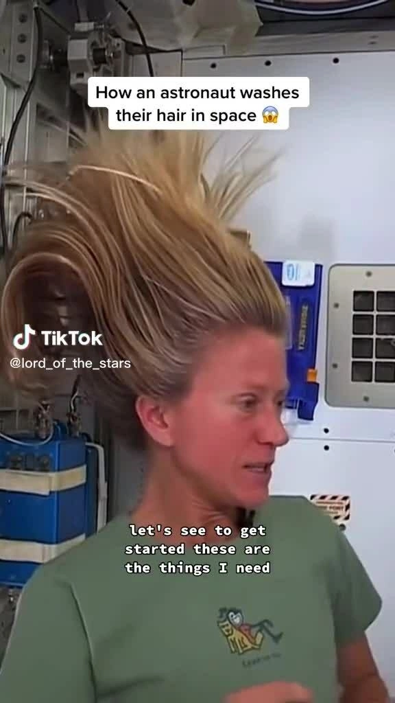 Nữ phi hành gia gội đầu, làm đẹp trong tàu vũ trụ như nào?