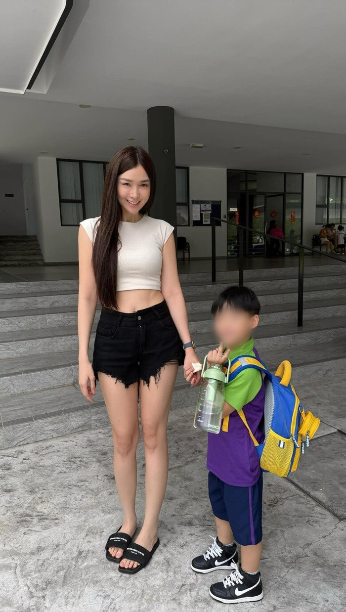 Ngày đầu tiên đi đón con ở trường, người mẹ trẻ diện trang phục khiến dân tình lập tức phản ứng Ảnh 1