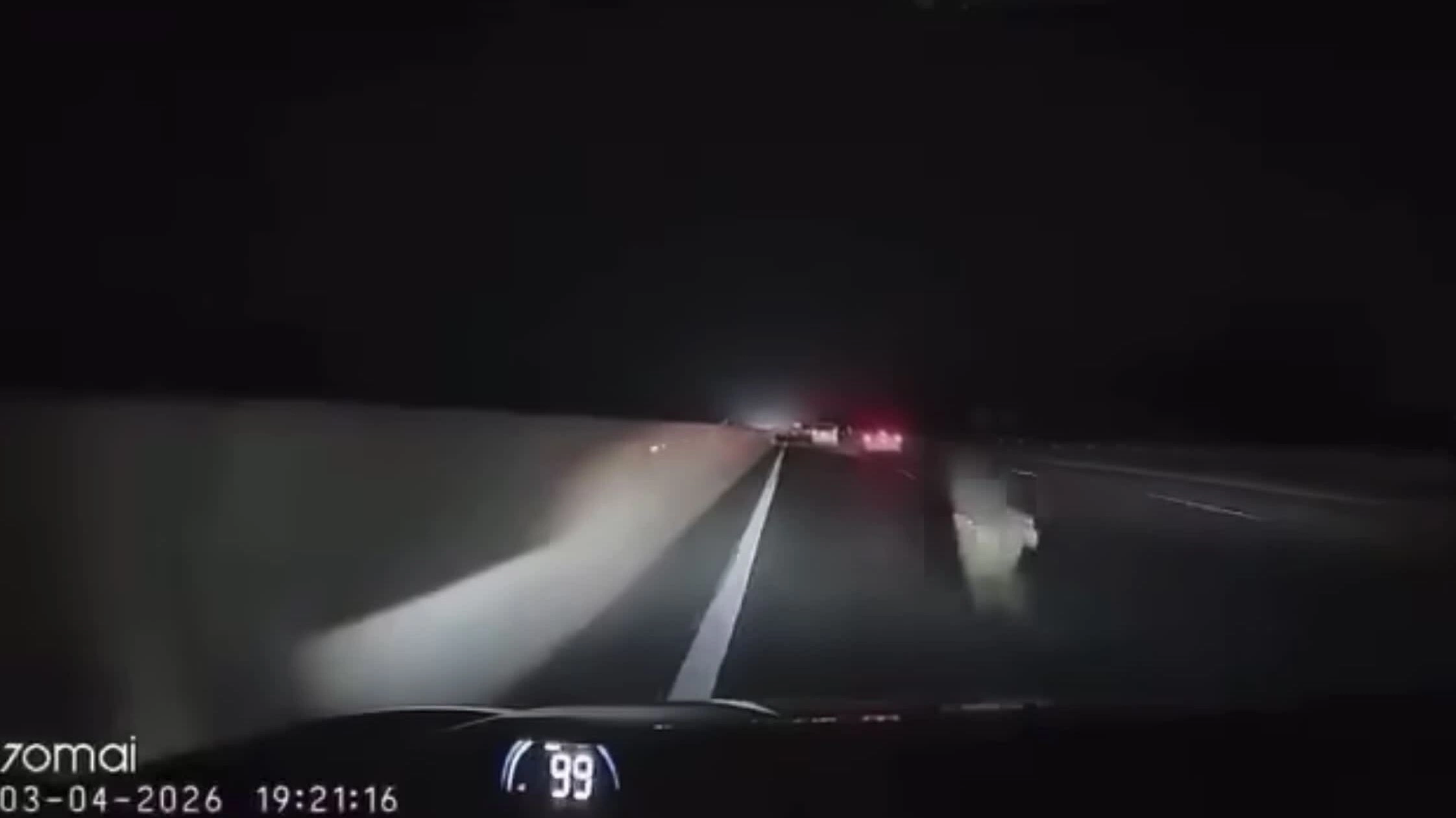 Ôtô đánh lái tránh người xuất hiện giữa cao tốc trong gang tấc