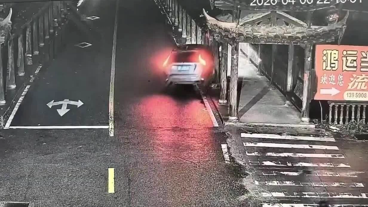 Ôtô lao xuống sông trong đêm, 5 người thiệt mạng