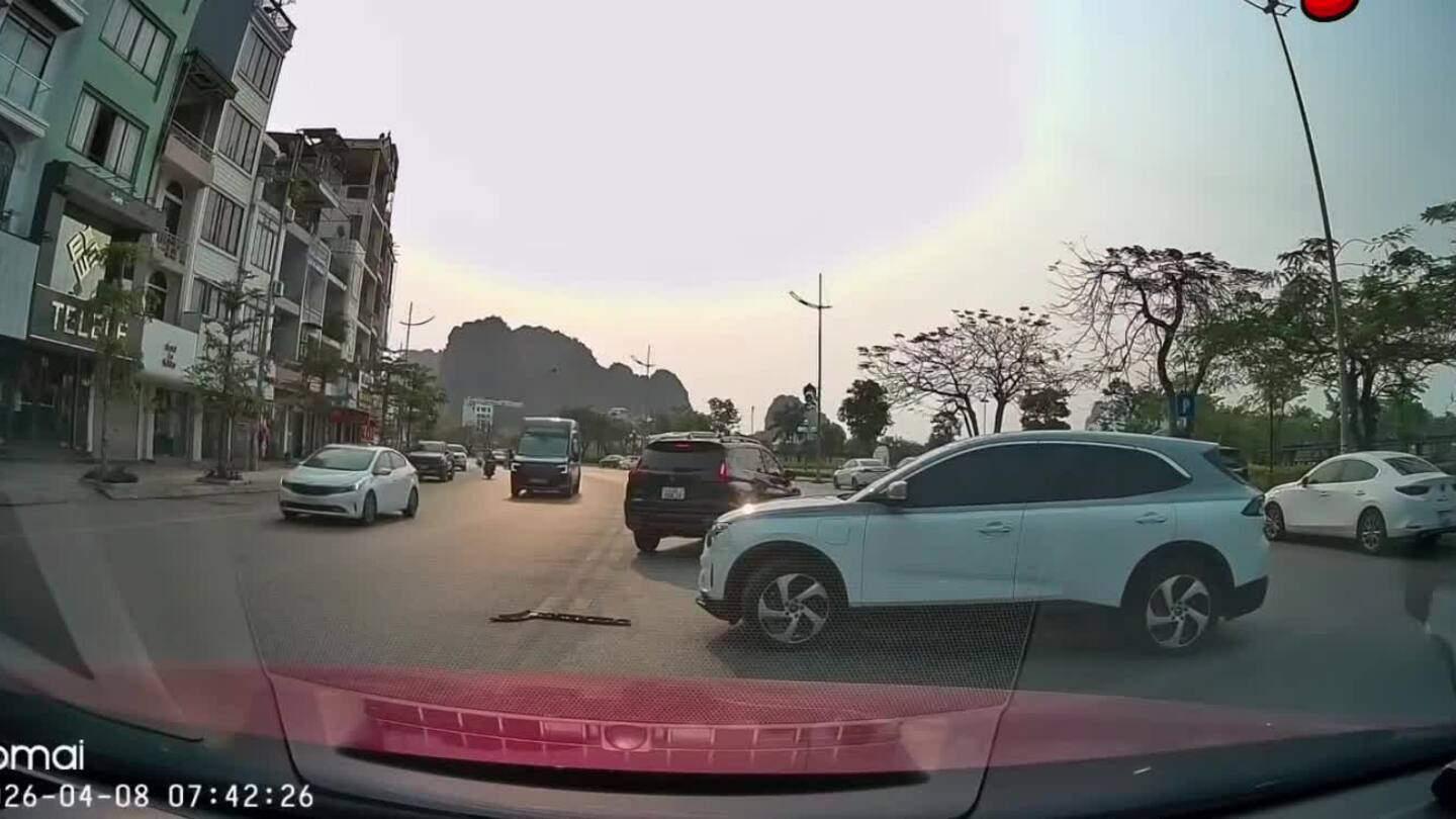 Ôtô quay đầu va chạm với xe đi thẳng