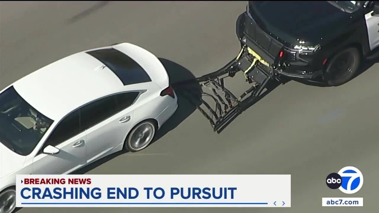 Ôtô thoát móc lưới của cảnh sát, đâm thủng tường nhà dân