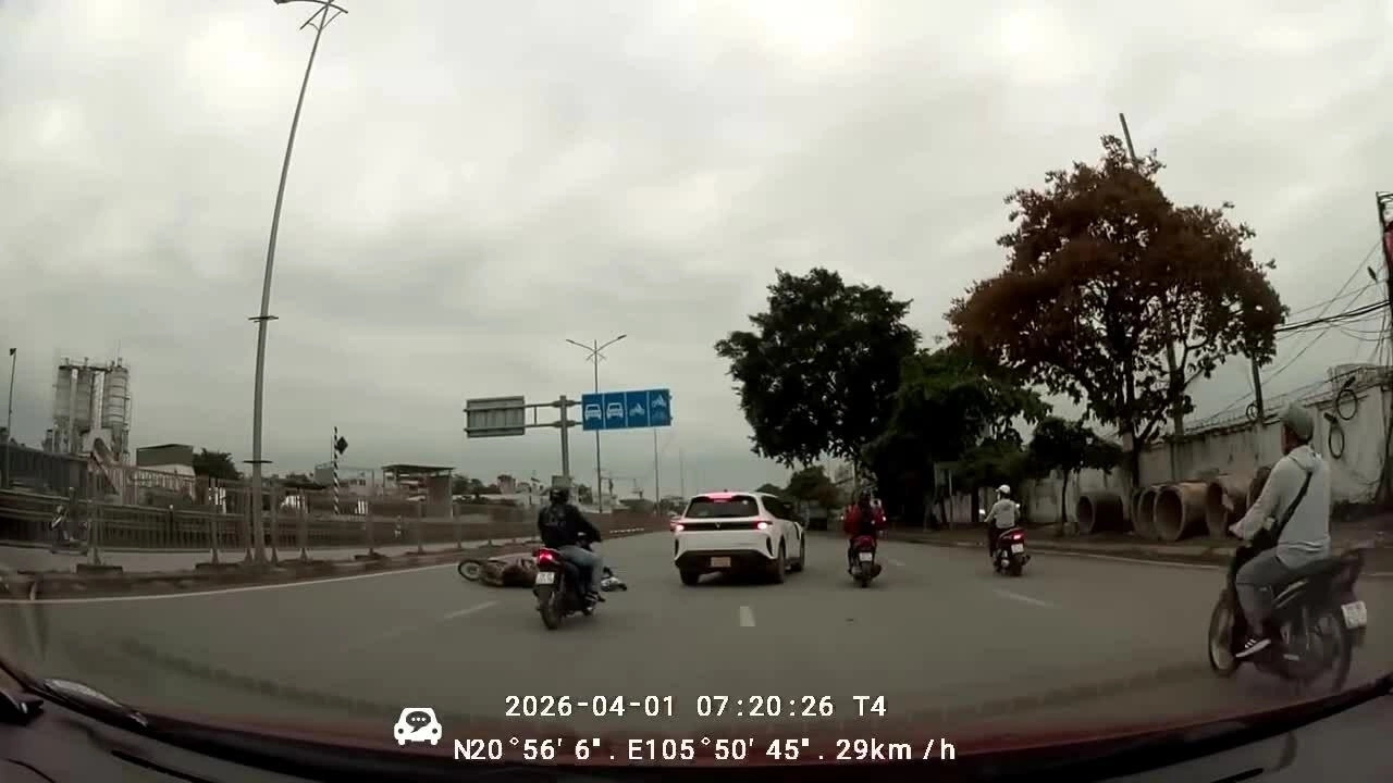 Ôtô xô ngã xe máy chở một em bé