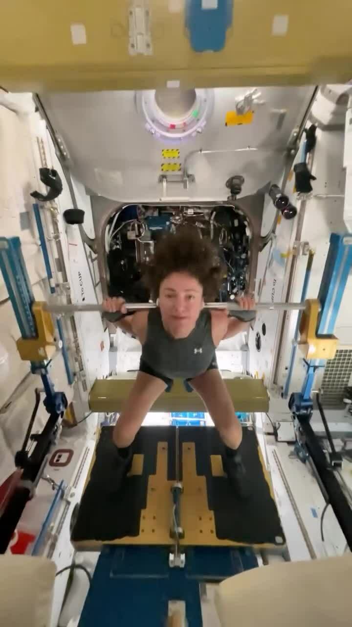 Phi hành gia tập thể dục trong tàu vũ trụ ra sao?