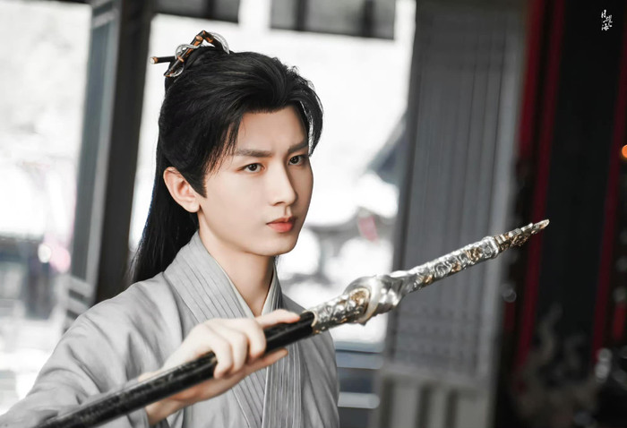 Đệ nhất cao thủ Lý Tương Di nay ẩn nhẫn trong dáng hình y sĩ Lý Liên Hoa – phong thái ung dung, kiếm pháp tuyệt luân. - Ảnh: Weibo